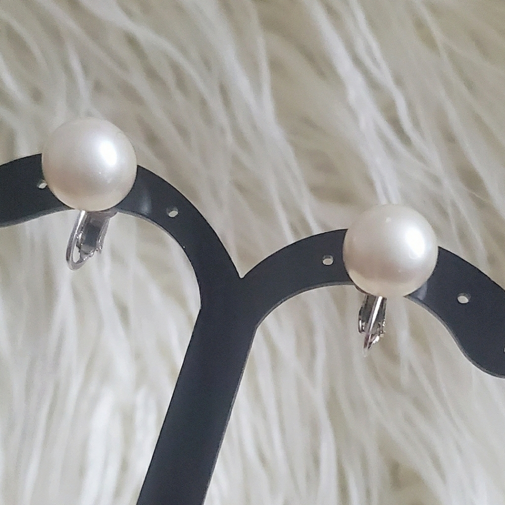 Trifari Silver Tone Stud Pearl Clip on Earrings. 🌴
